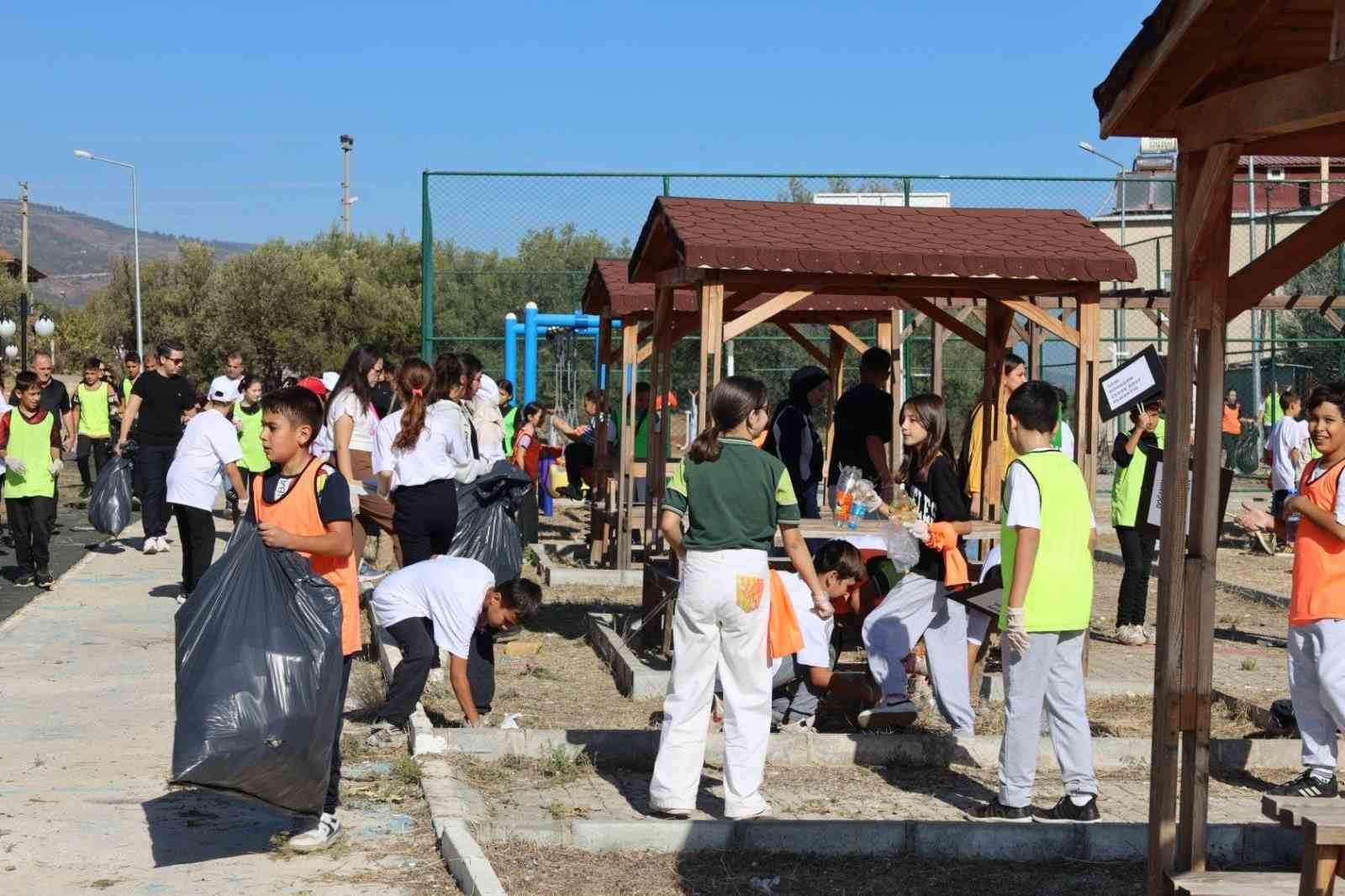 Karacasu’da Dünya Yürüyüş Günü’nde çöp temizliği yapıldı
