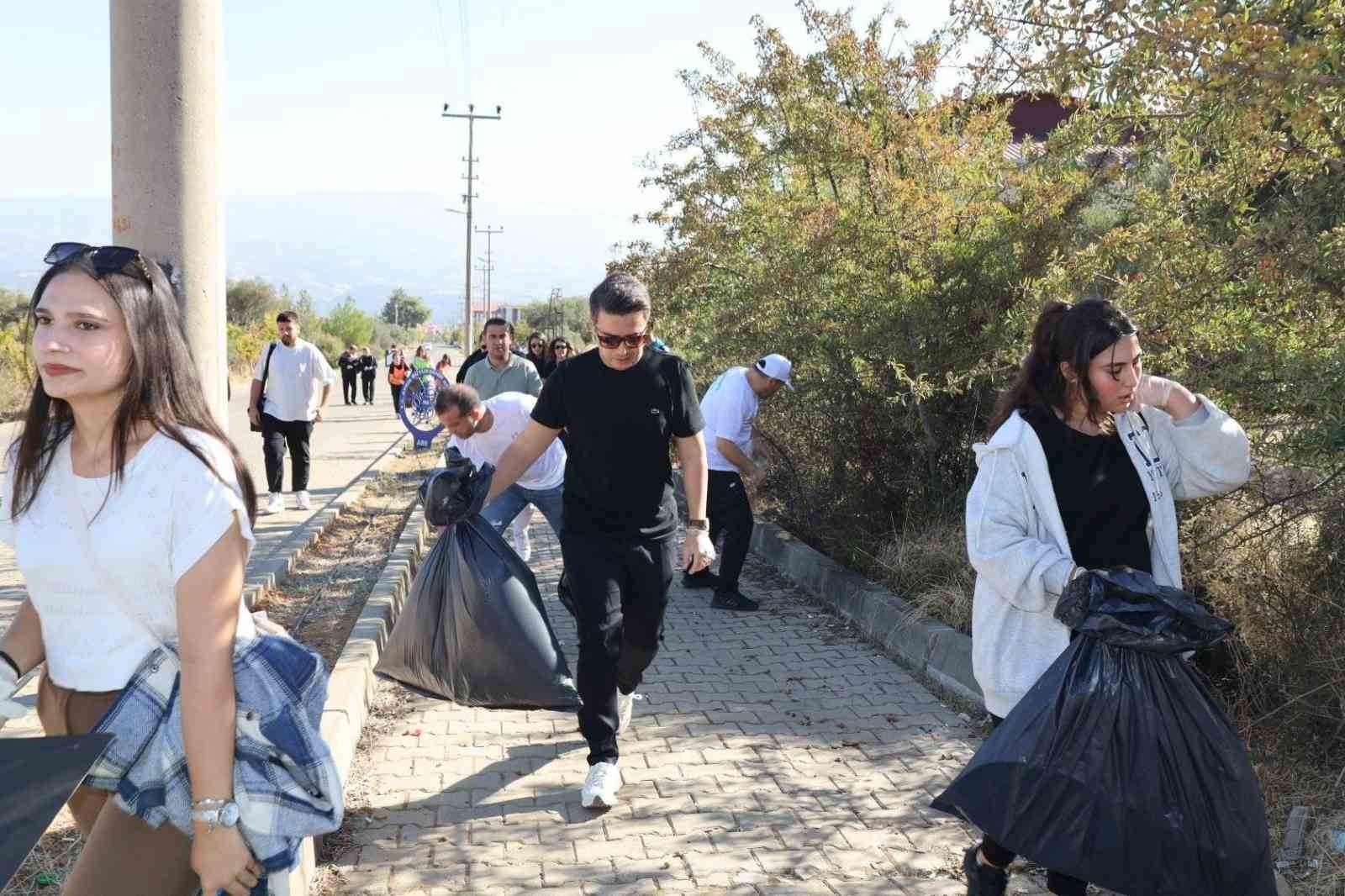 Karacasu’da Dünya Yürüyüş Günü’nde çöp temizliği yapıldı
