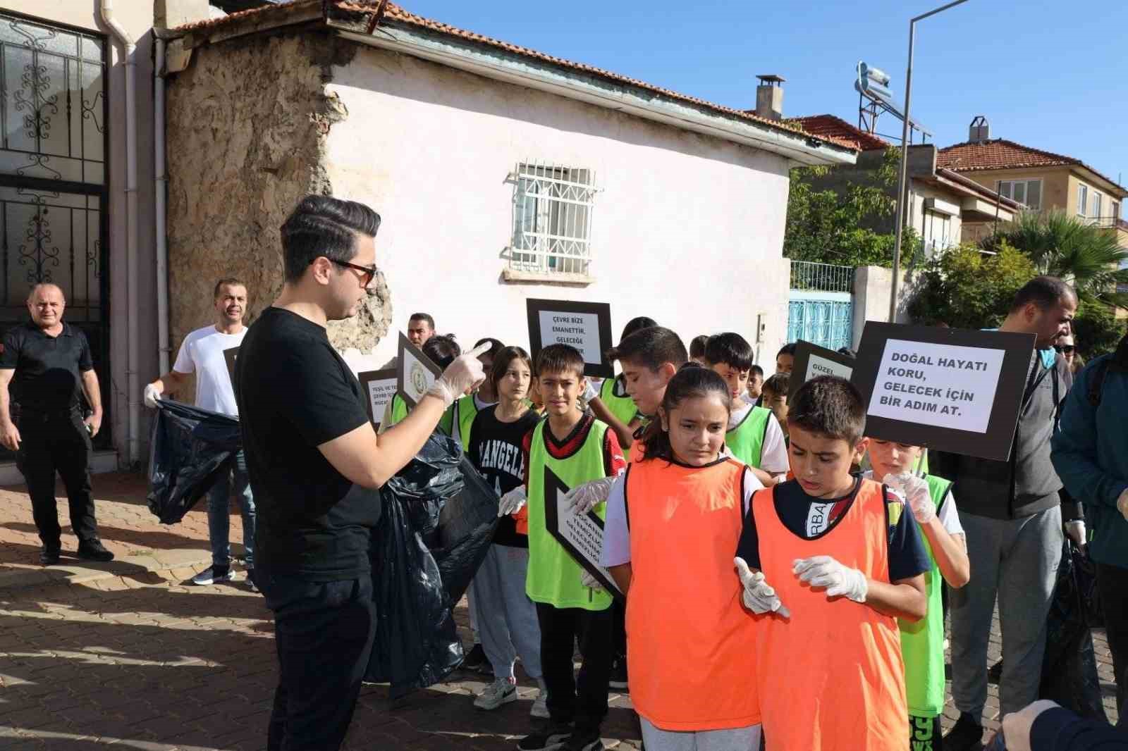 Karacasu’da Dünya Yürüyüş Günü’nde çöp temizliği yapıldı
