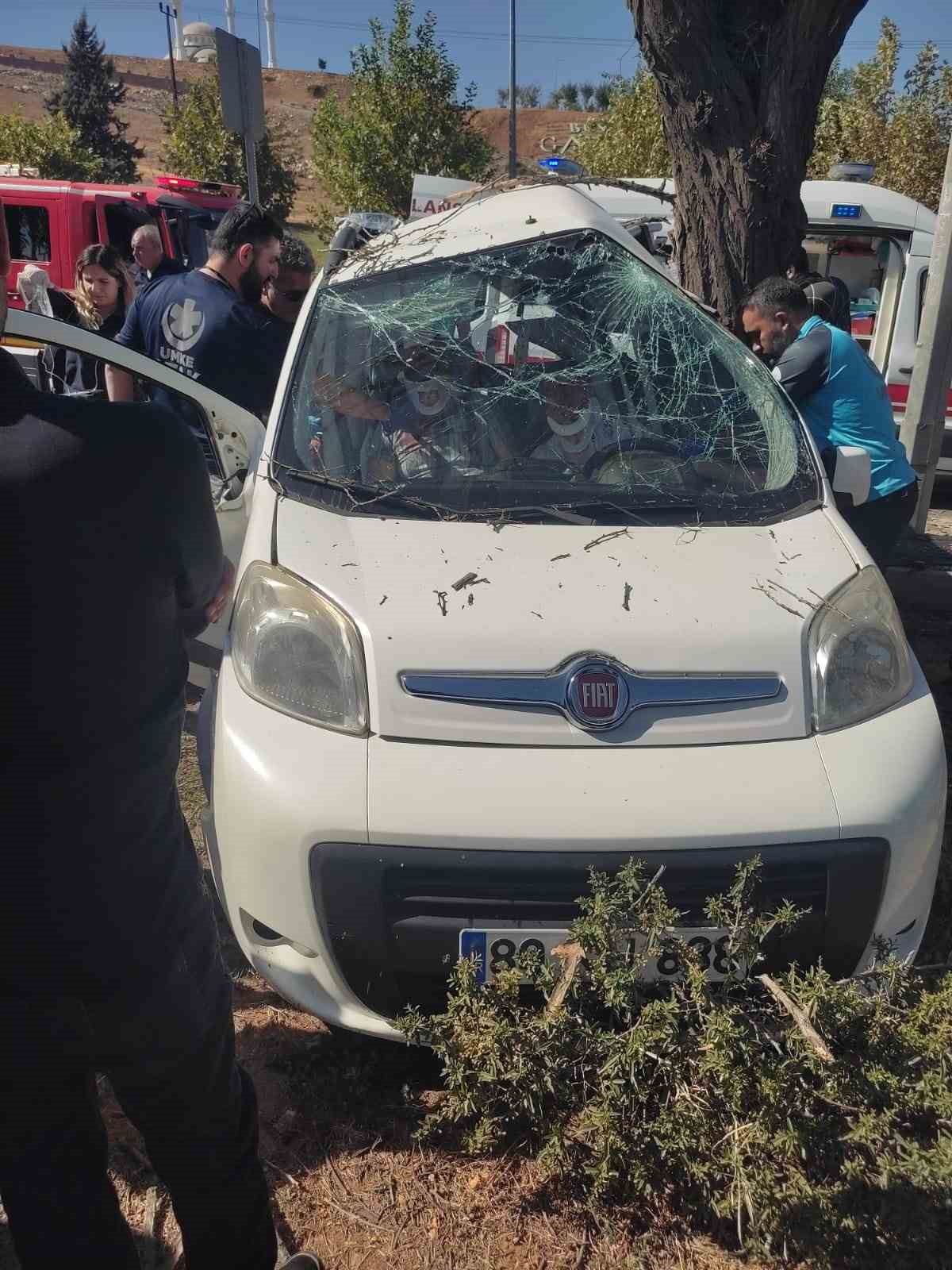 Gaziantep’te kontrolden çıkan araç ağaca çarparak durabildi: 2 yaralı
