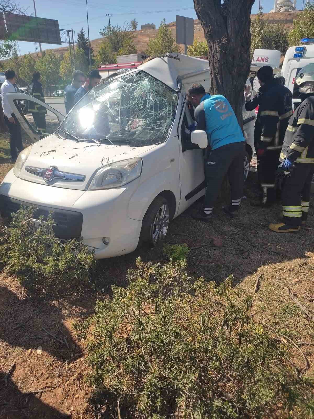 Gaziantep’te kontrolden çıkan araç ağaca çarparak durabildi: 2 yaralı
