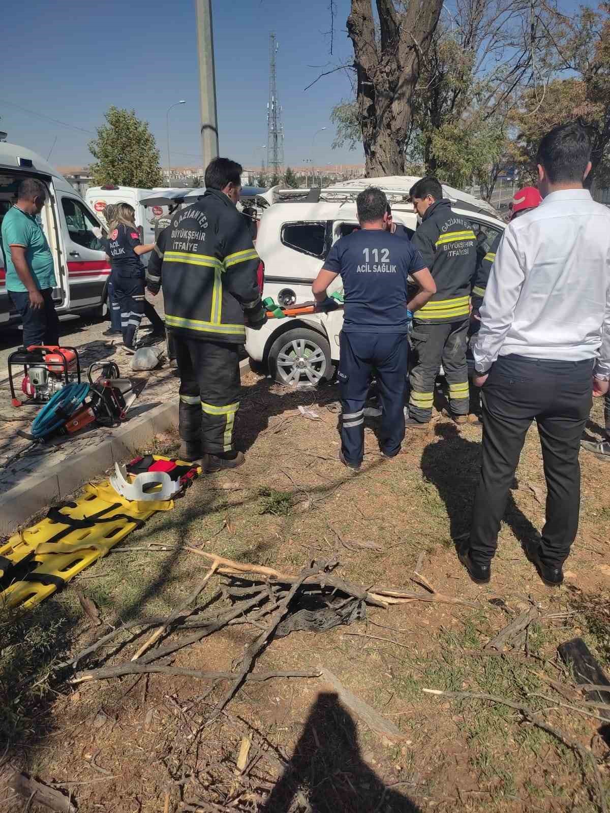 Gaziantep’te kontrolden çıkan araç ağaca çarparak durabildi: 2 yaralı
