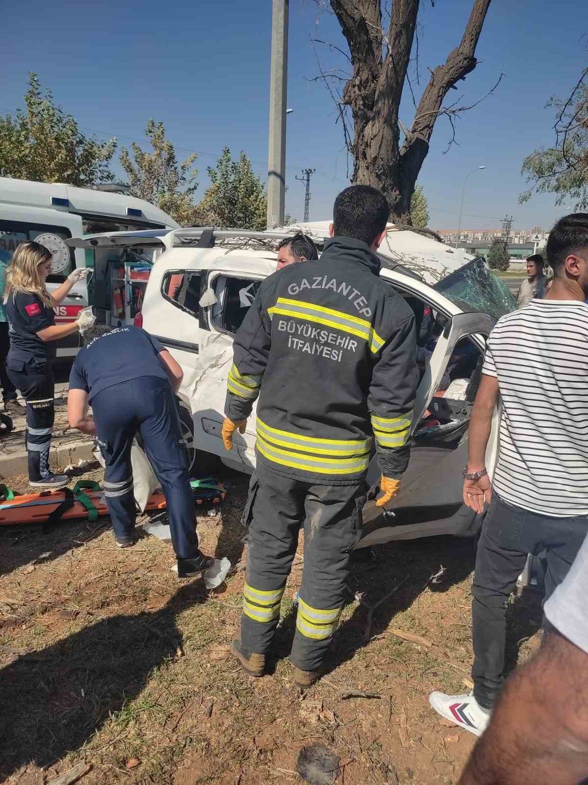 Gaziantep’te kontrolden çıkan araç ağaca çarparak durabildi: 2 yaralı
