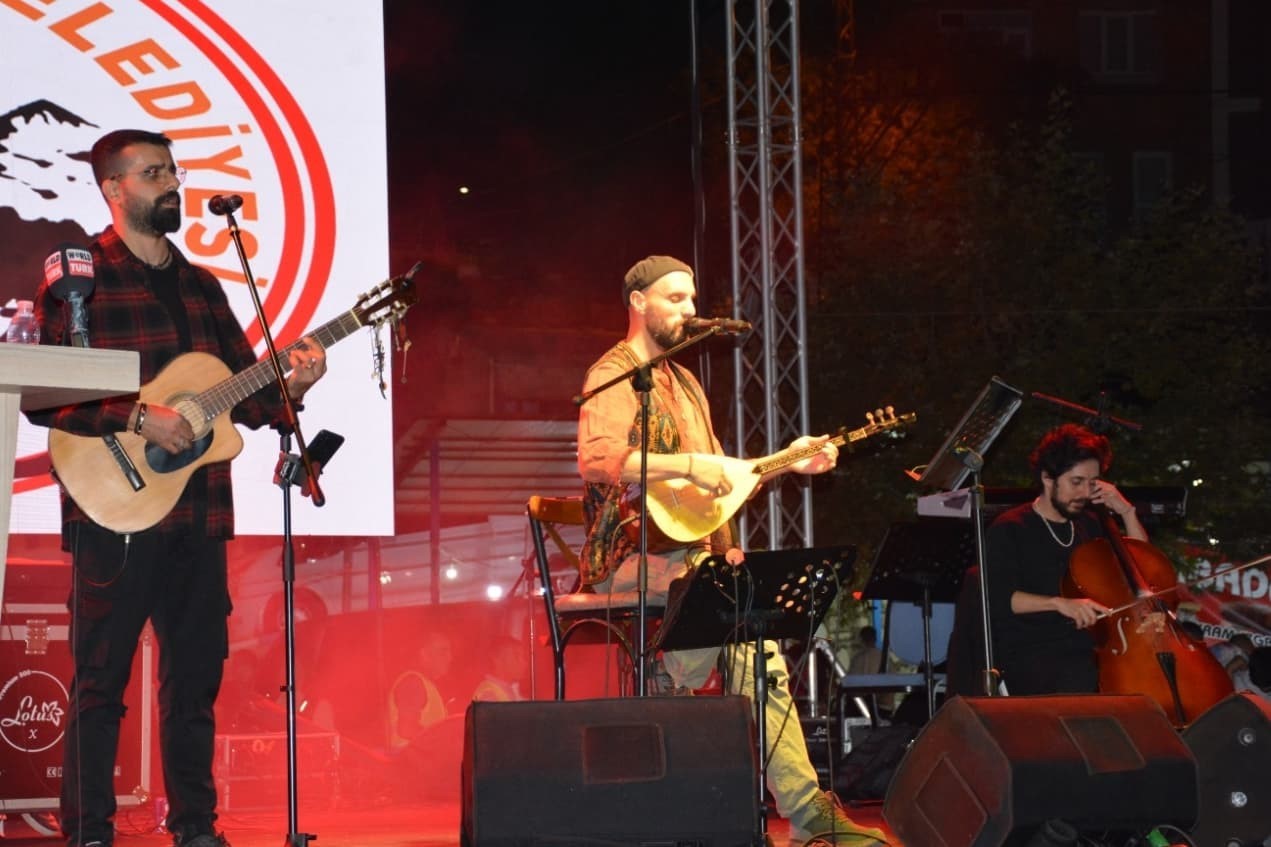 Uğur Işılak, Babafest’te unutulmaz bir gece yaşattı
