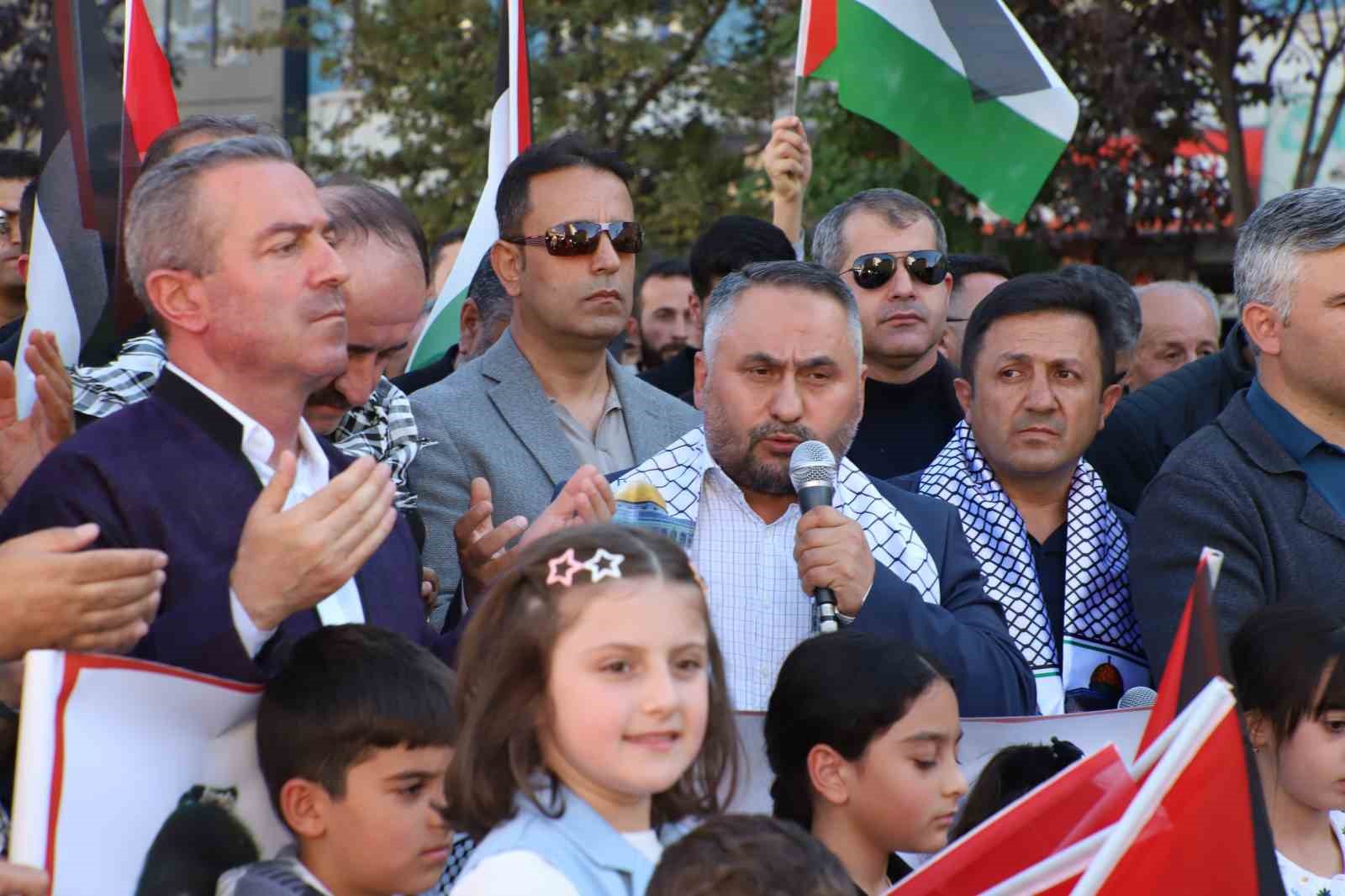 Hakkari’de ‘Soykırıma lanet, direnişe bin selam’ yürüyüşü
