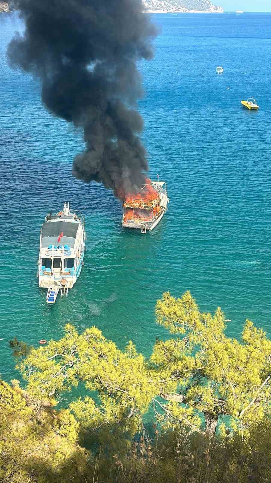 Alev alan tur teknesi sulara gömüldü
