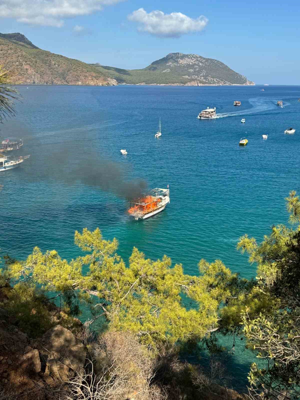 Alev alan tur teknesi sulara gömüldü
