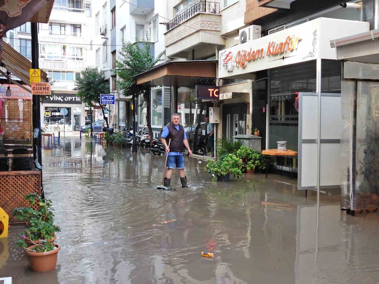 Erdek’te 10 dakikalık yağış sonrası altyapı sorunu yine gündemde
