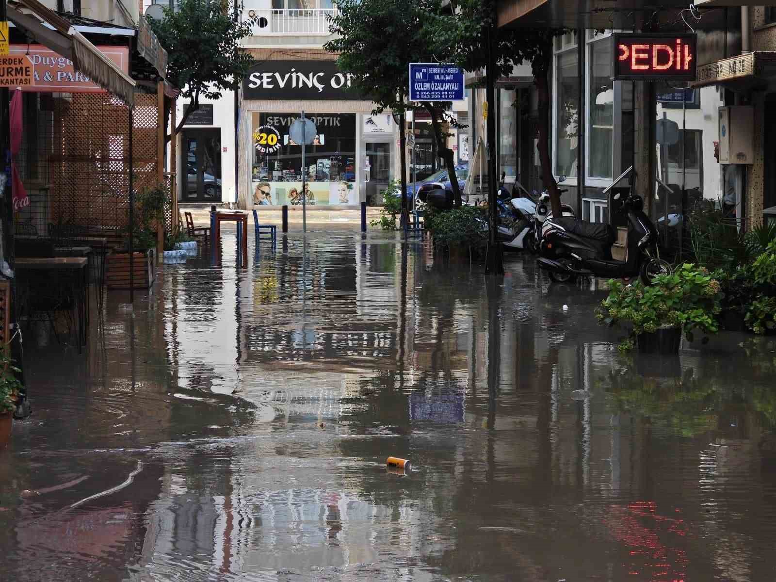 Erdek’te 10 dakikalık yağış sonrası altyapı sorunu yine gündemde
