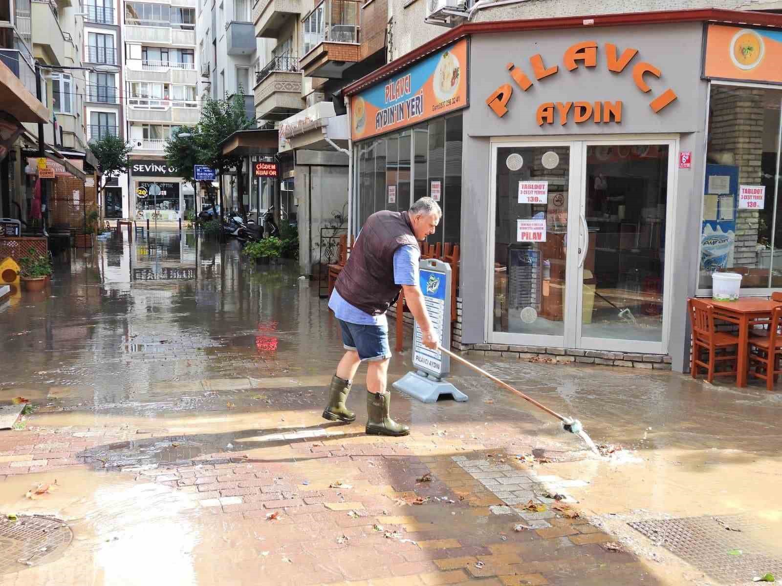 Erdek’te 10 dakikalık yağış sonrası altyapı sorunu yine gündemde
