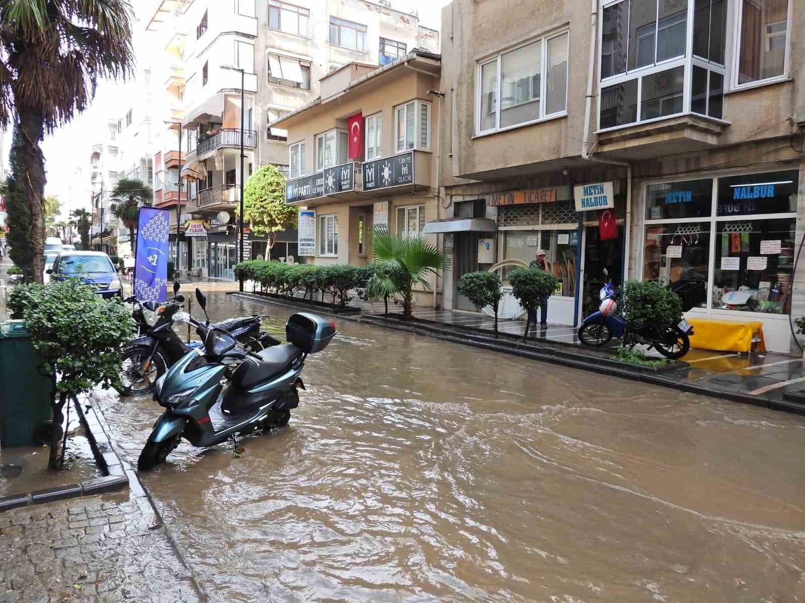 Erdek’te 10 dakikalık yağış sonrası altyapı sorunu yine gündemde
