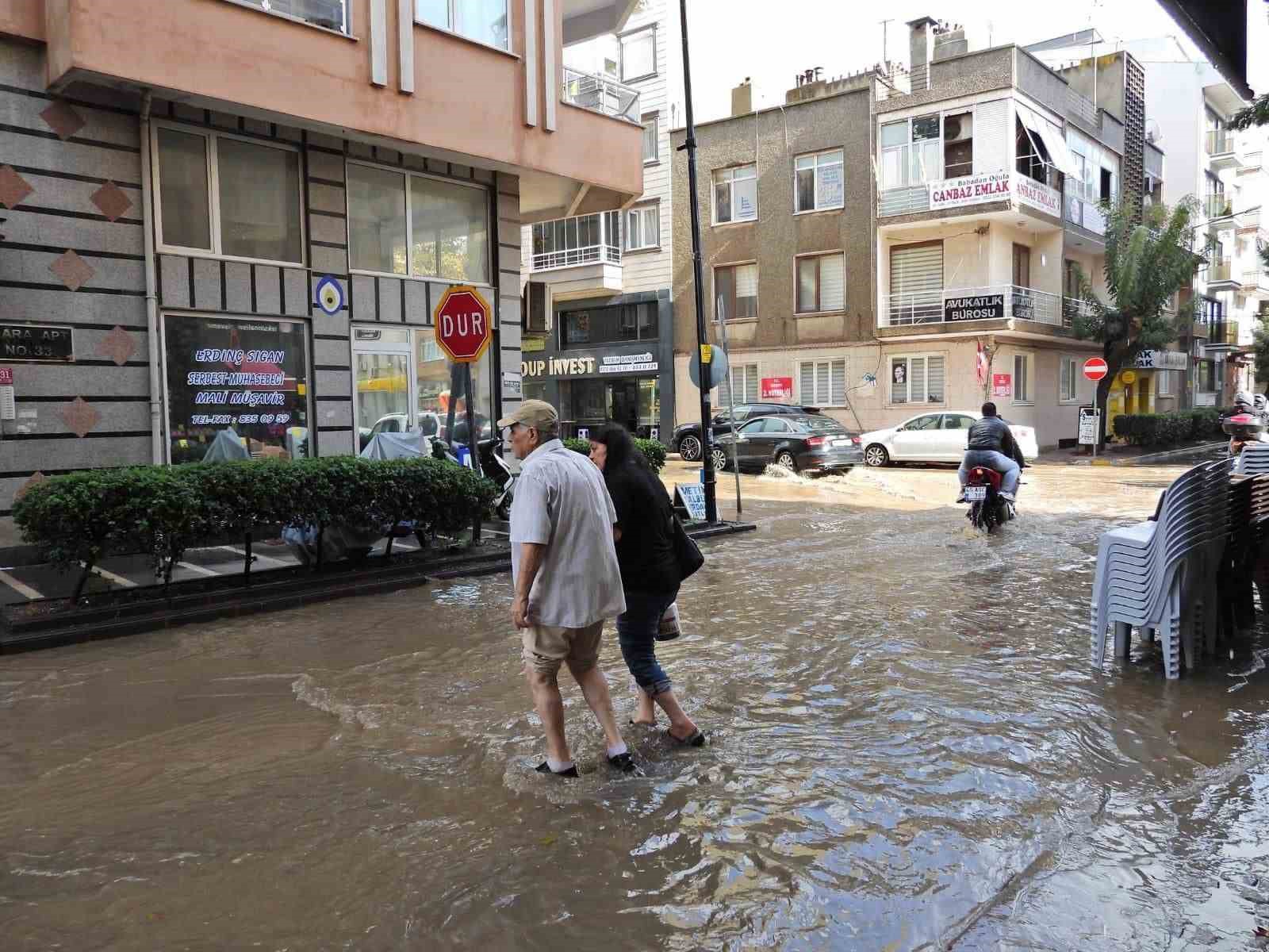 Erdek’te 10 dakikalık yağış sonrası altyapı sorunu yine gündemde
