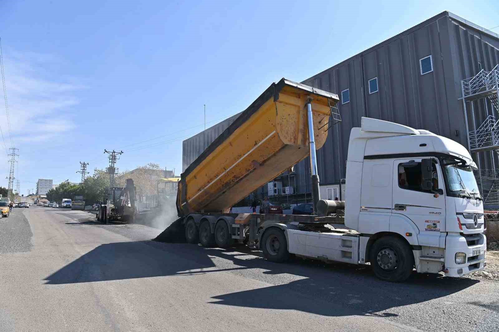 Bir haftada 5 bin 958 ton sıcak asfalt atıldı
