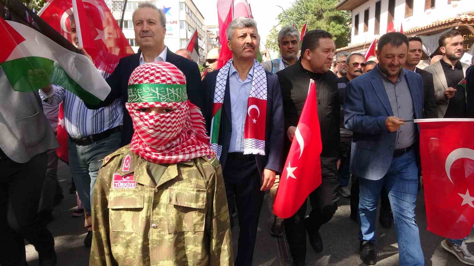 Isparta’da Gazze işgalinin 1’inci yıl dönümünde protesto yürüyüşü düzenlendi
