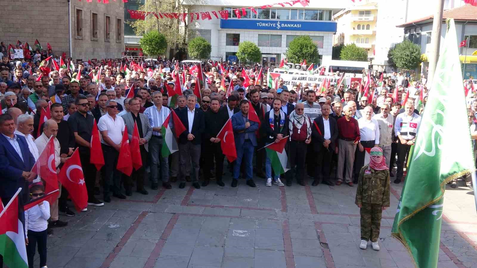 Isparta’da Gazze işgalinin 1’inci yıl dönümünde protesto yürüyüşü düzenlendi
