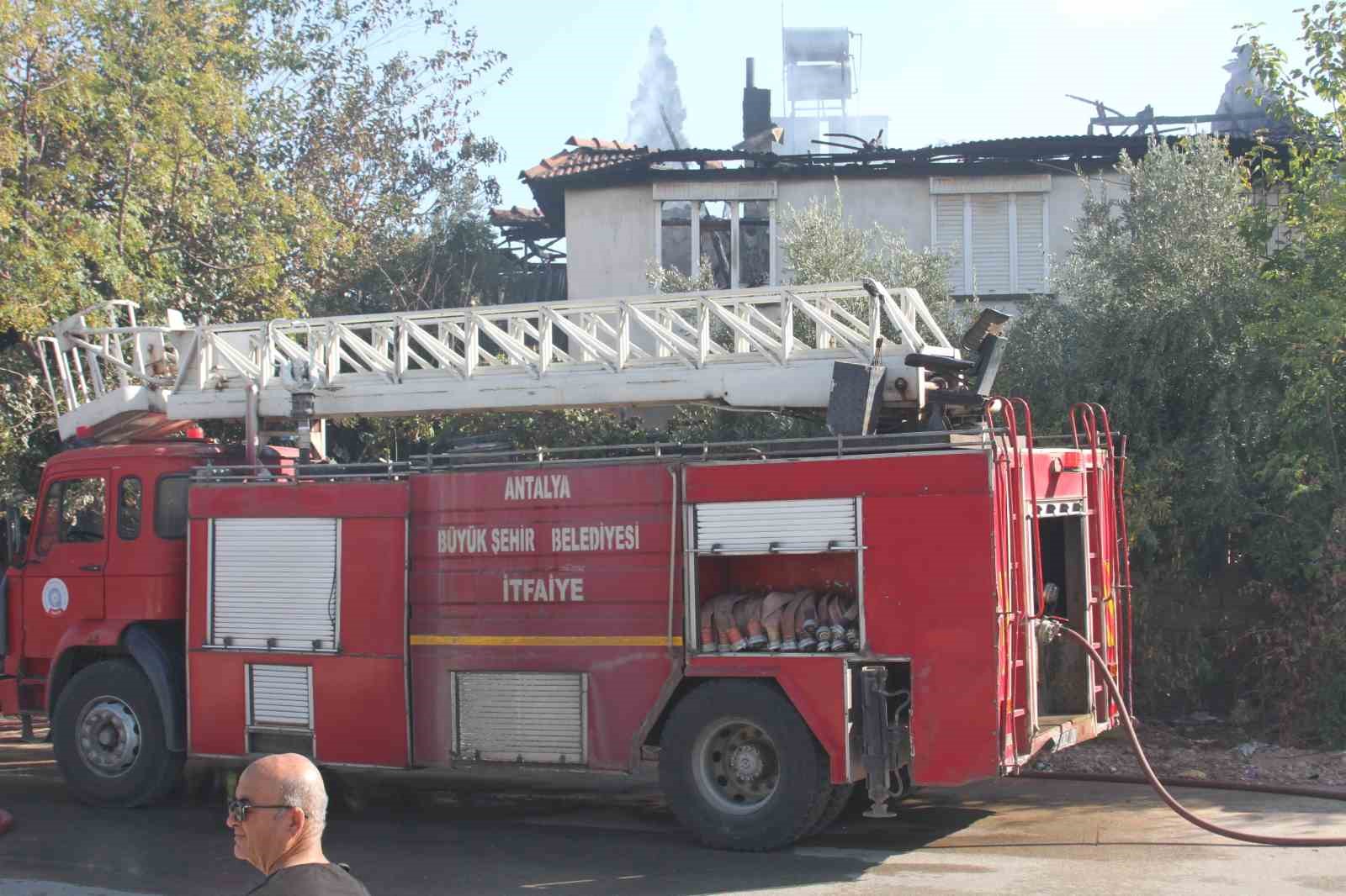 Antalya’da 2 katlı müstakil evin üst katı kül oldu
