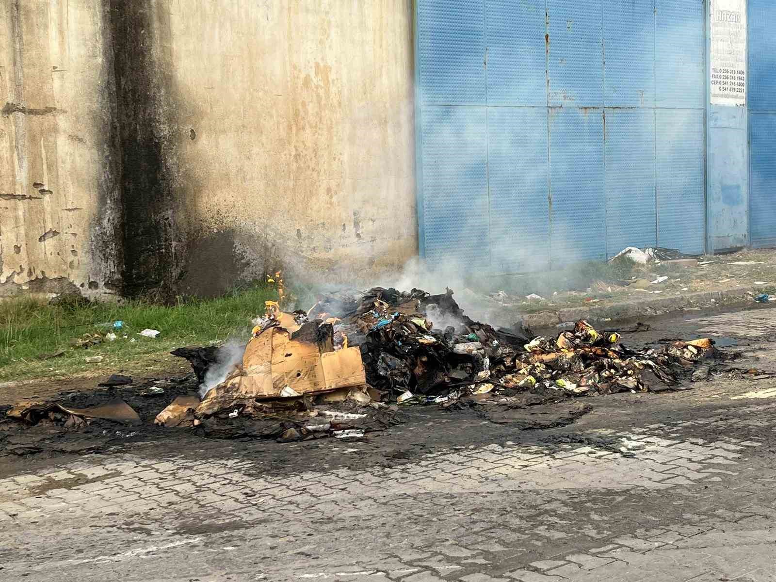 Nazilli’deki hurdacıda yangın çıktı: 2 kişi dumandan etkilendi
