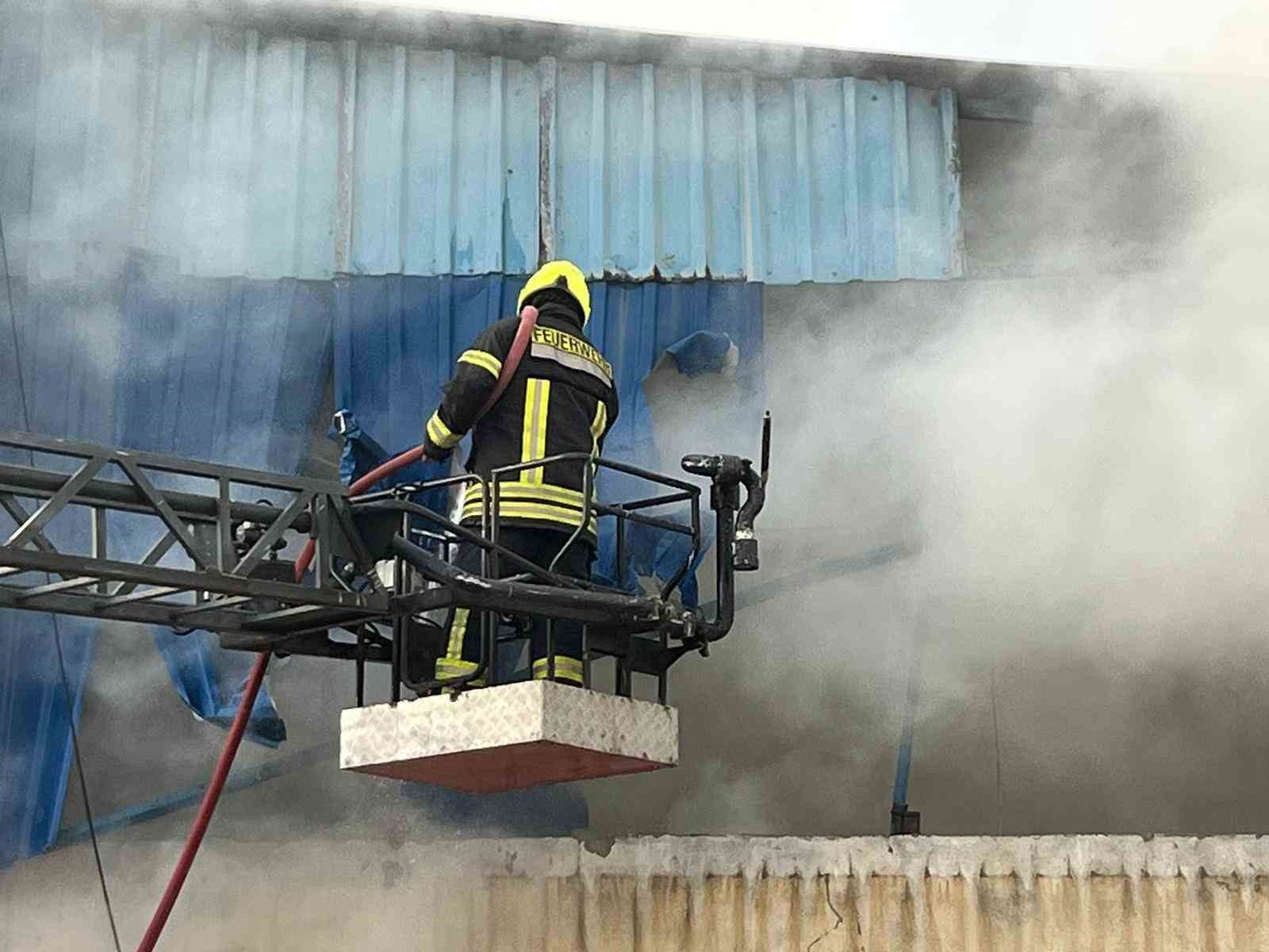 Nazilli’deki hurdacıda yangın çıktı: 2 kişi dumandan etkilendi
