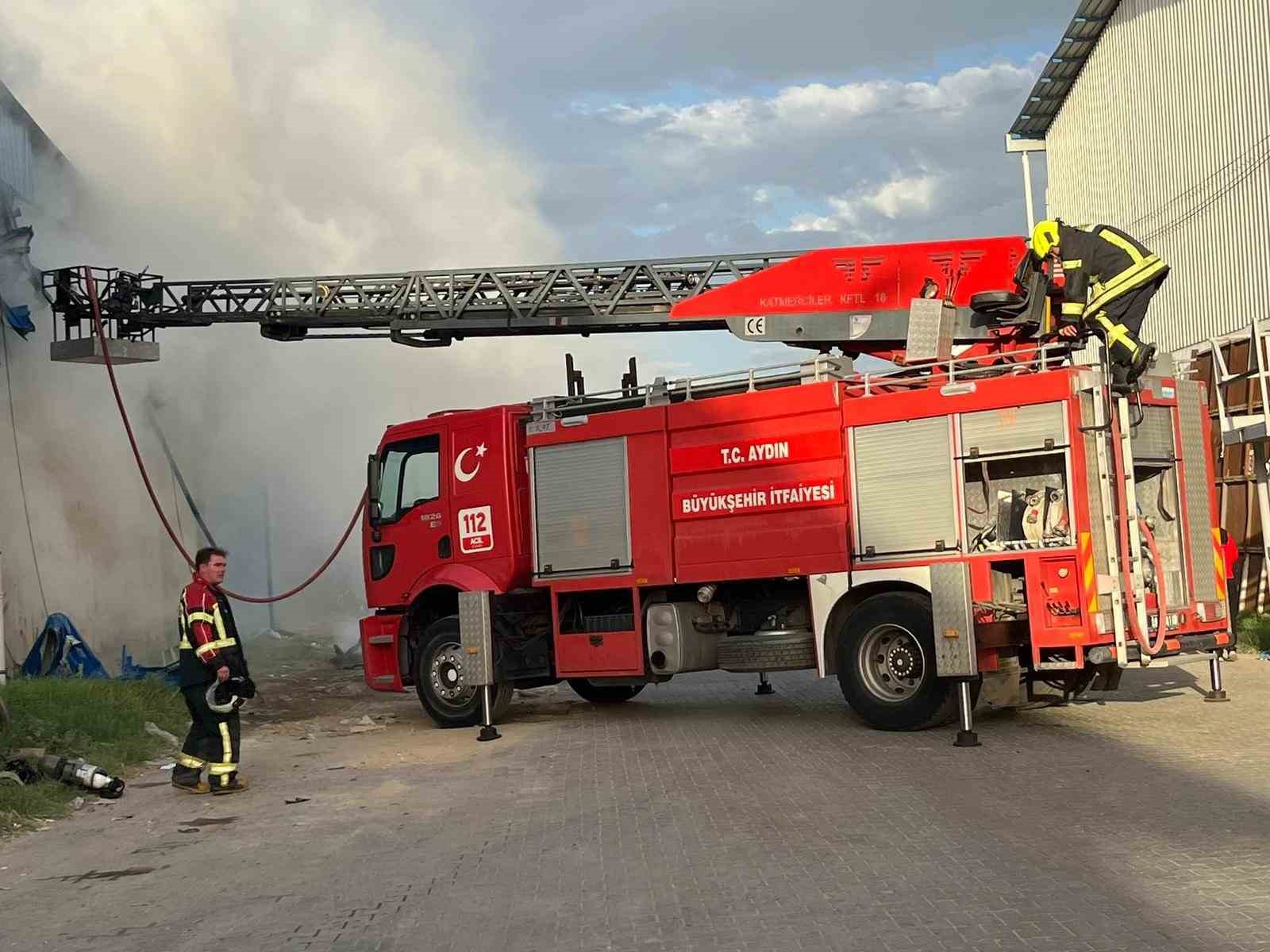 Nazilli’deki hurdacıda yangın çıktı: 2 kişi dumandan etkilendi
