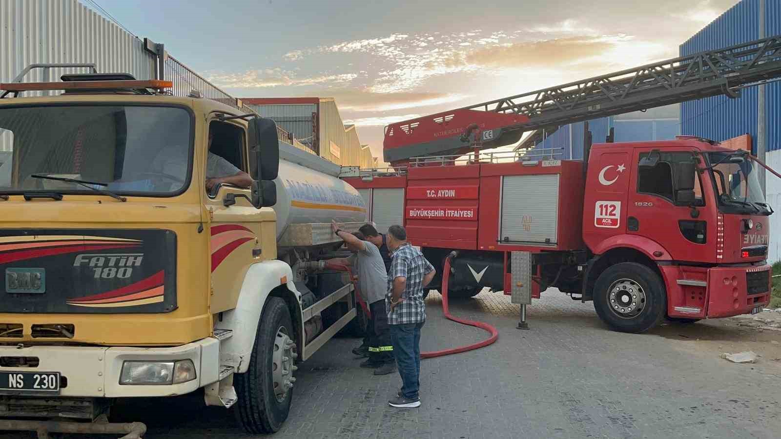 Nazilli’deki hurdacıda yangın çıktı: 2 kişi dumandan etkilendi
