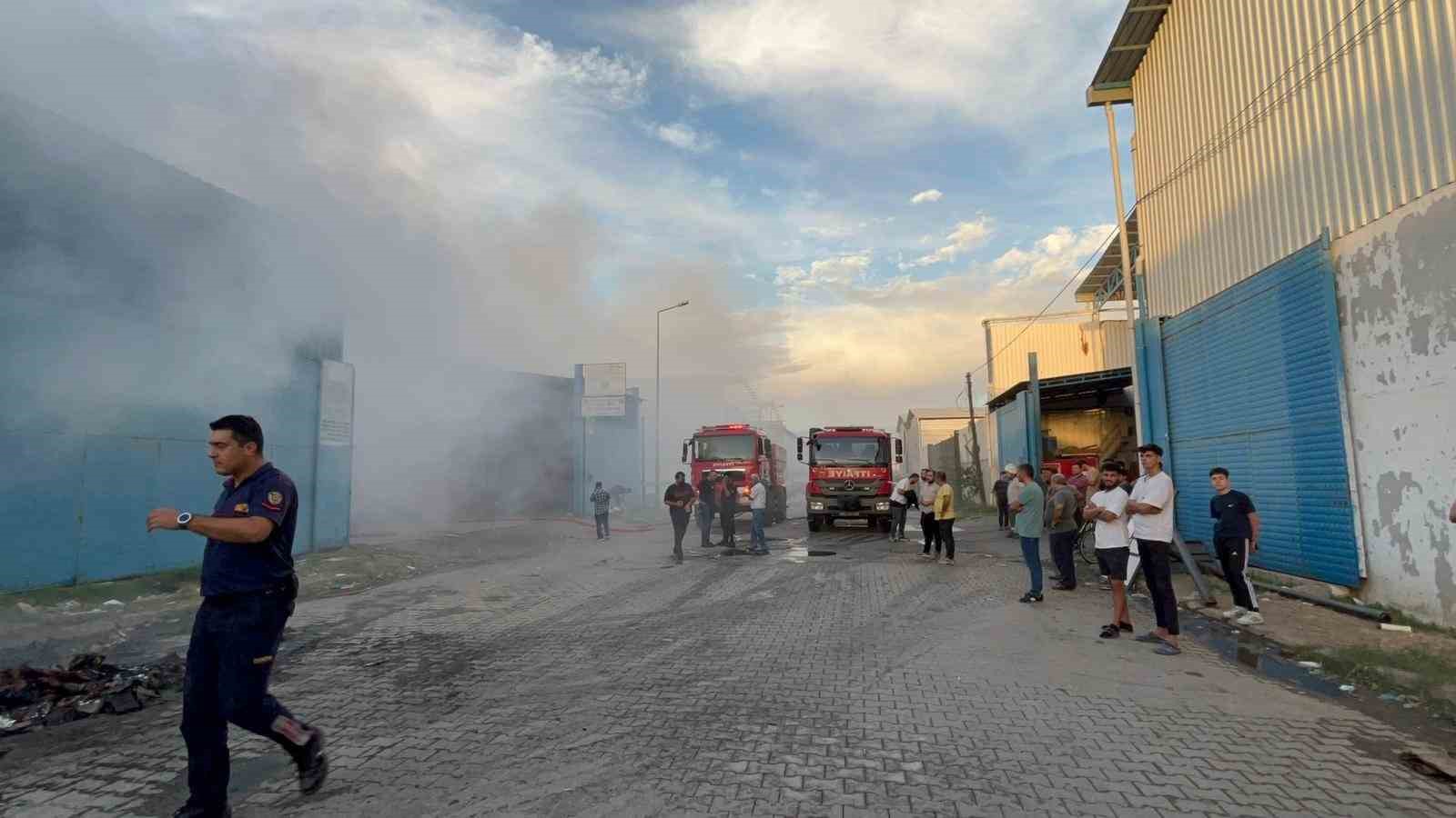 Nazilli’deki hurdacıda yangın çıktı: 2 kişi dumandan etkilendi
