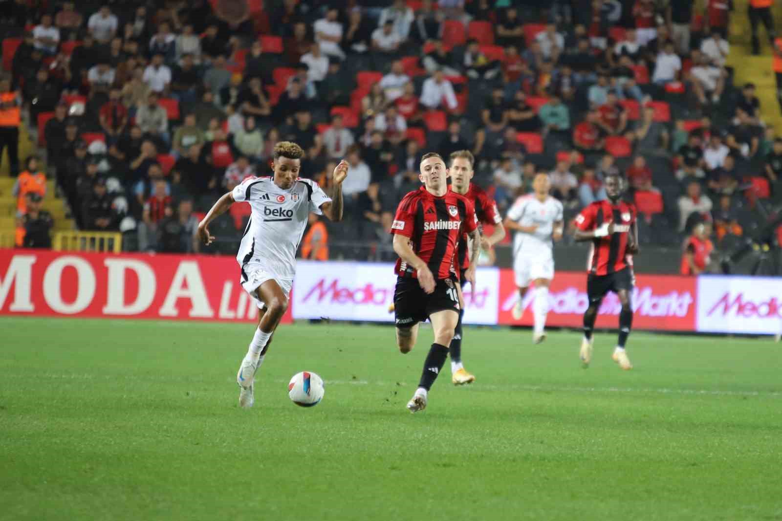 Trendyol Süper Lig: Gaziantep FK: 0 - Beşiktaş: 1 (İlk yarı)
