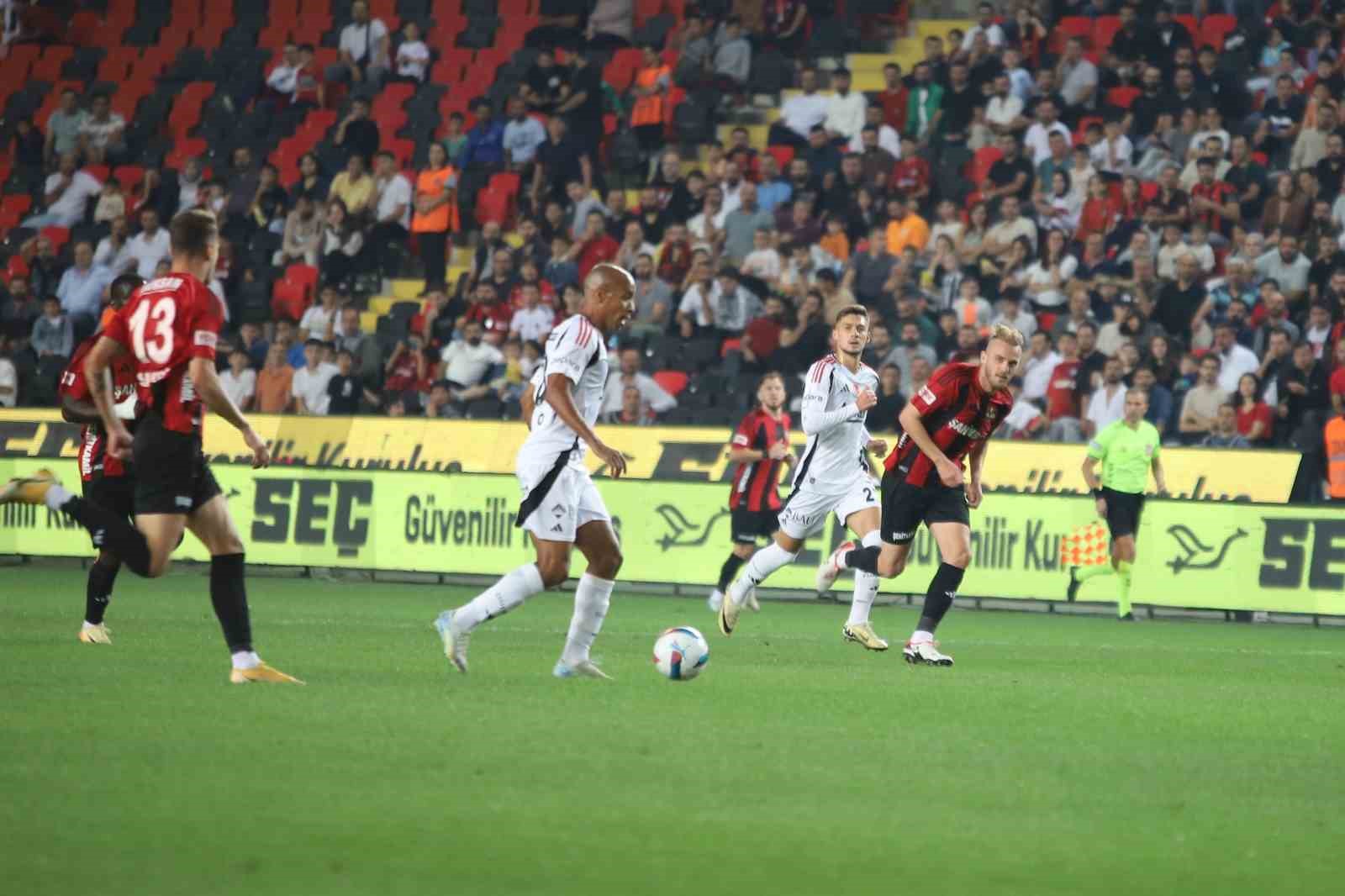 Trendyol Süper Lig: Gaziantep FK: 0 - Beşiktaş: 1 (İlk yarı)
