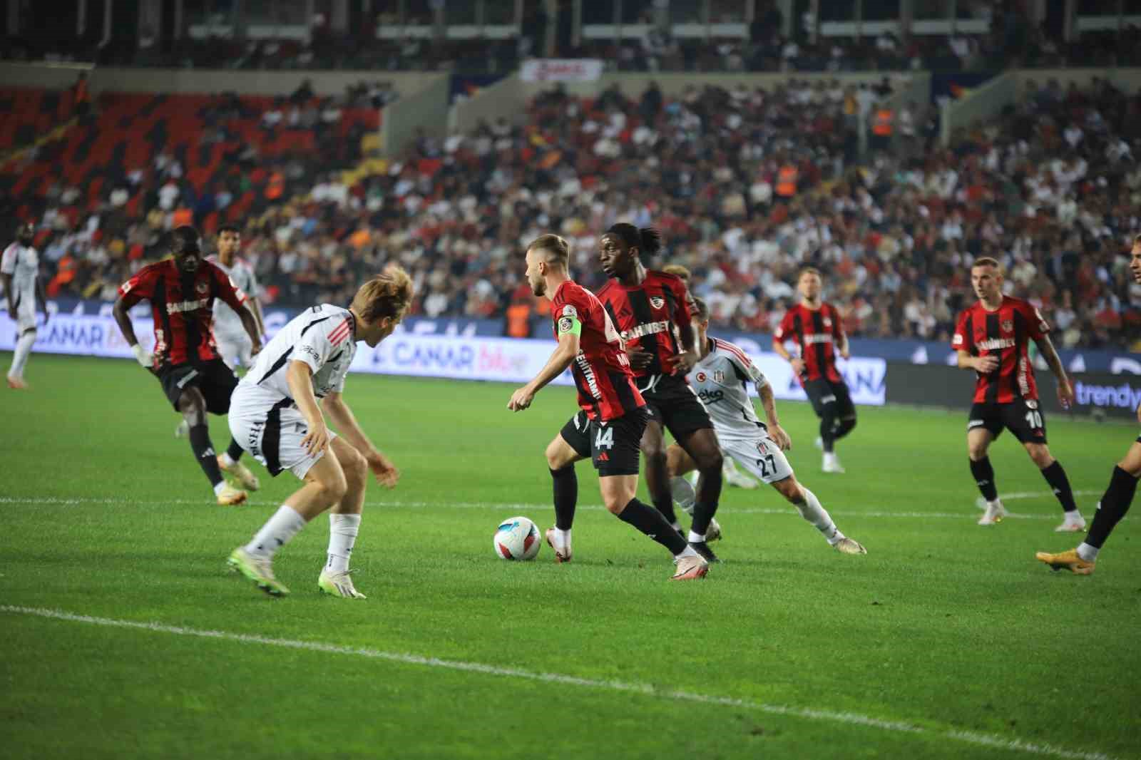 Trendyol Süper Lig: Gaziantep FK: 0 - Beşiktaş: 1 (İlk yarı)
