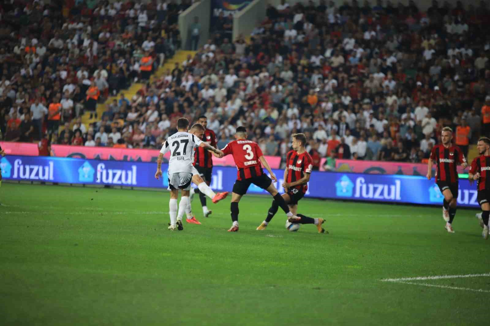 Trendyol Süper Lig: Gaziantep FK: 0 - Beşiktaş: 1 (İlk yarı)
