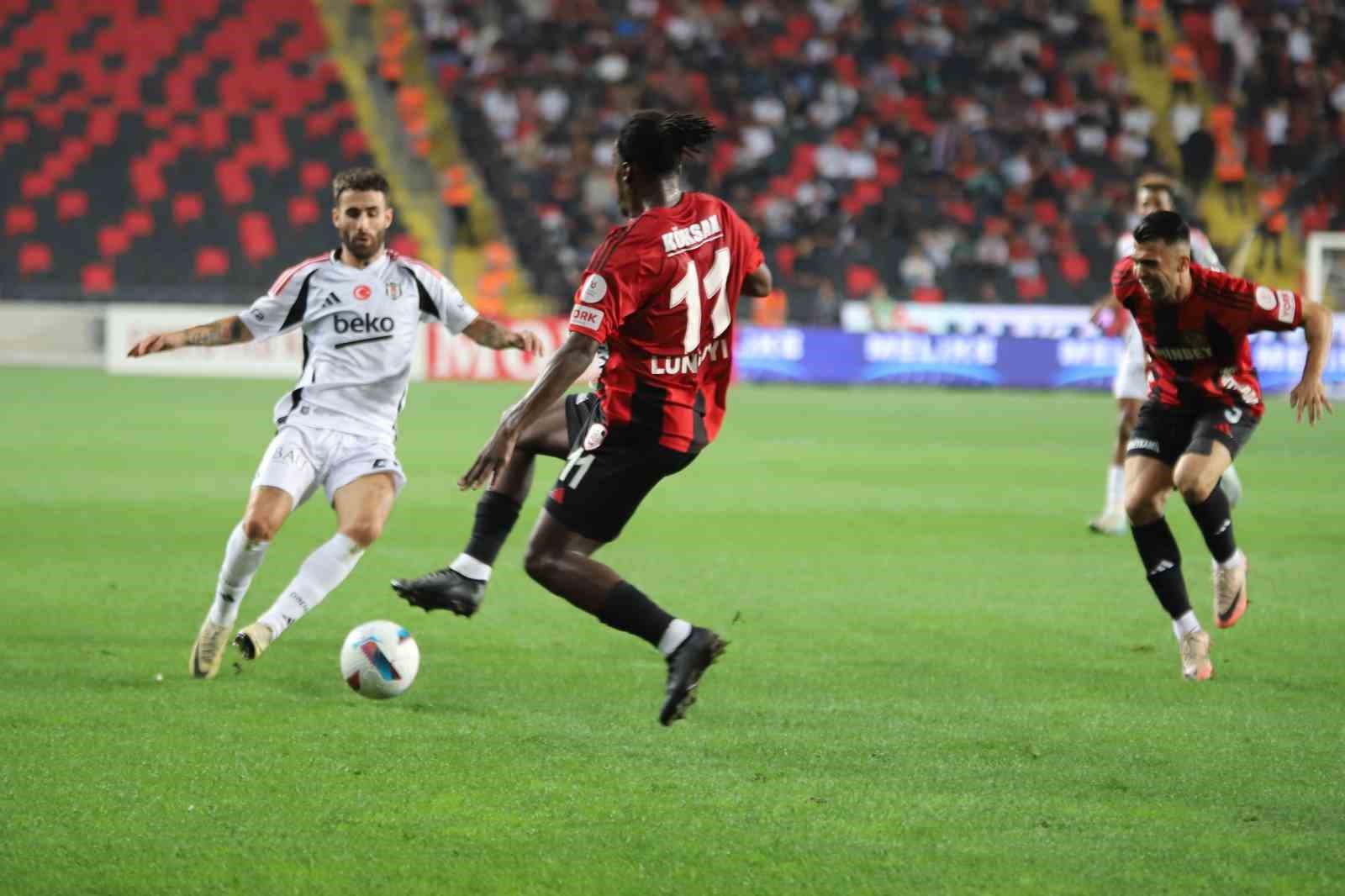 Trendyol Süper Lig: Gaziantep FK: 0 - Beşiktaş: 1 (İlk yarı)
