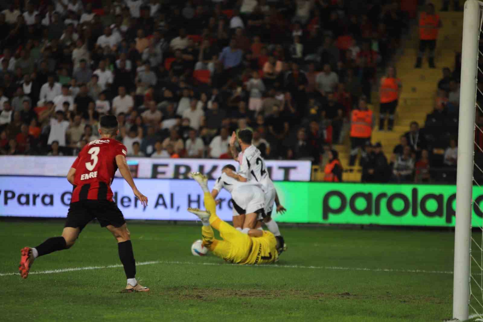 Trendyol Süper Lig: Gaziantep FK: 0 - Beşiktaş: 1 (İlk yarı)
