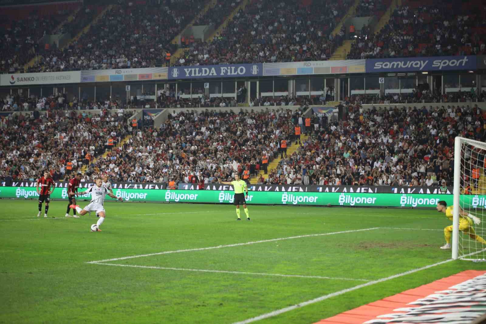 Trendyol Süper Lig: Gaziantep FK: 0 - Beşiktaş: 1 (İlk yarı)
