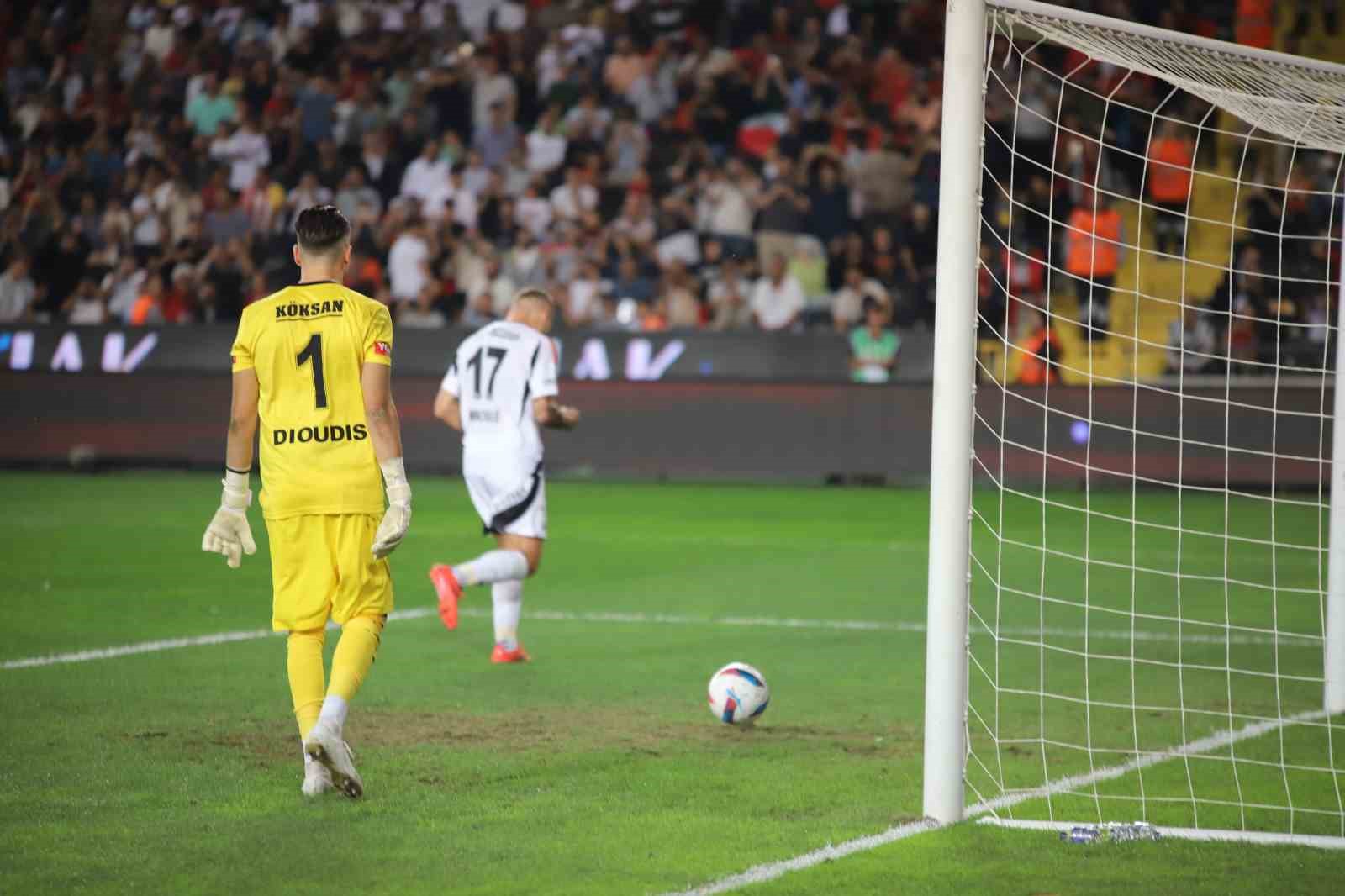 Trendyol Süper Lig: Gaziantep FK: 0 - Beşiktaş: 1 (İlk yarı)
