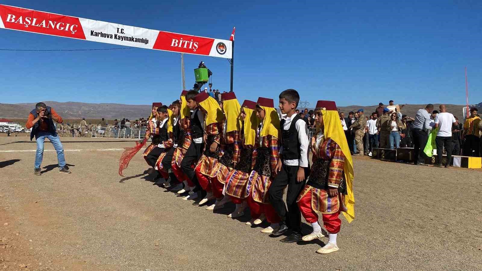 Karlıova’da at yarışları renkli görüntüler oluşturdu
