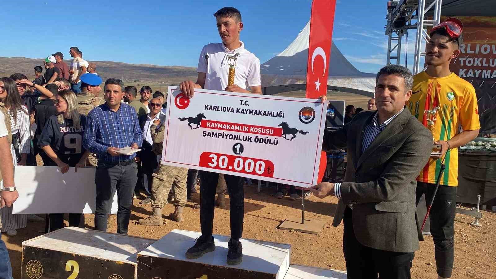 Karlıova’da at yarışları renkli görüntüler oluşturdu
