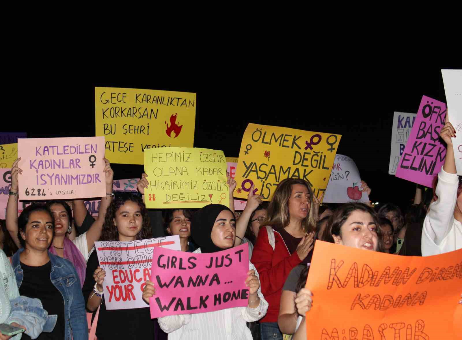 Çanakkale’de kadın cinayetleri protesto edildi
