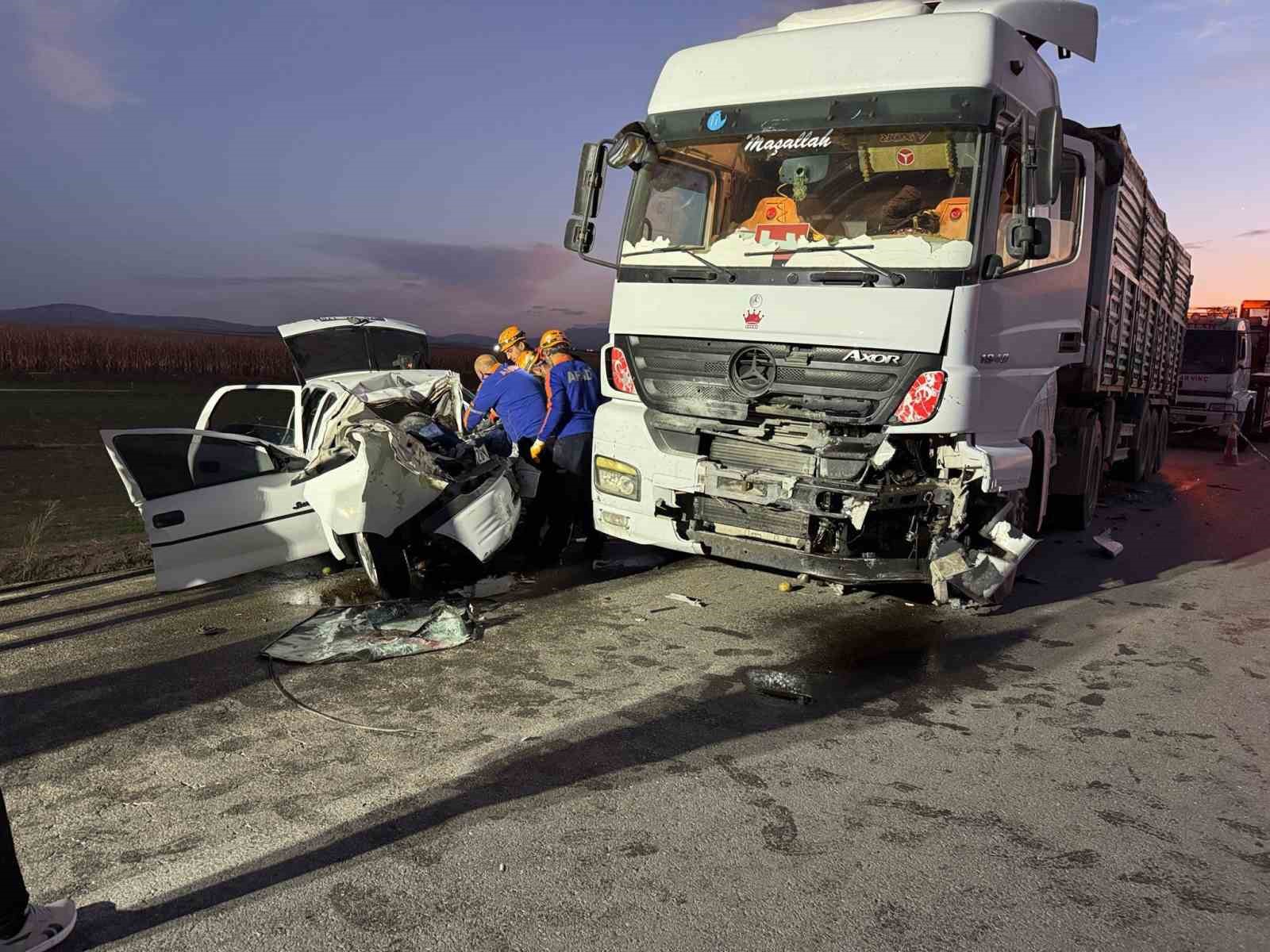 Tırın otomobili kağıt gibi ezdiği kazada 3 kişi hayatını kaybetti
