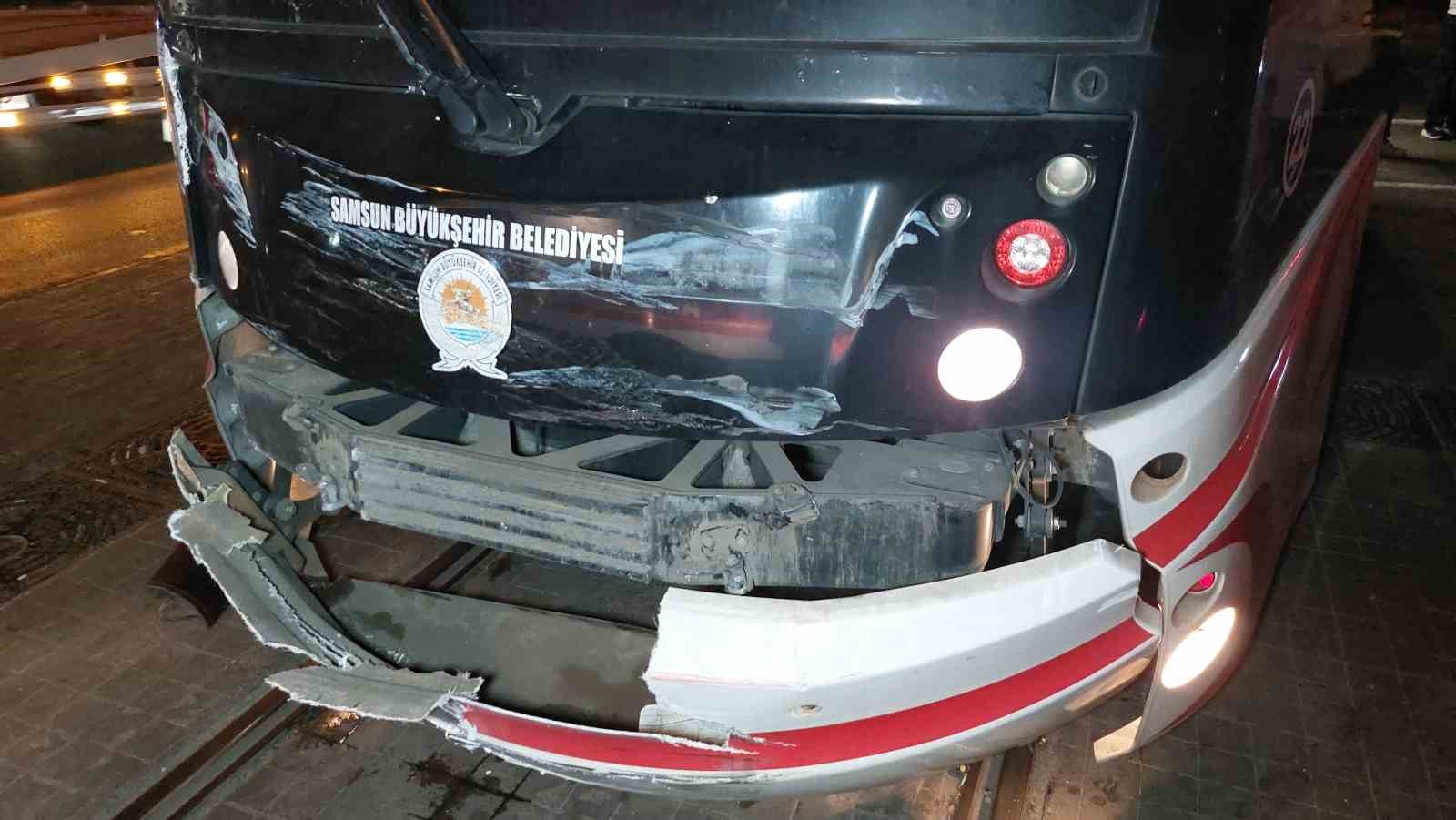 Samsun’da tramvay ambulansla çarpıştı: 4 sağlık çalışanı yaralandı
