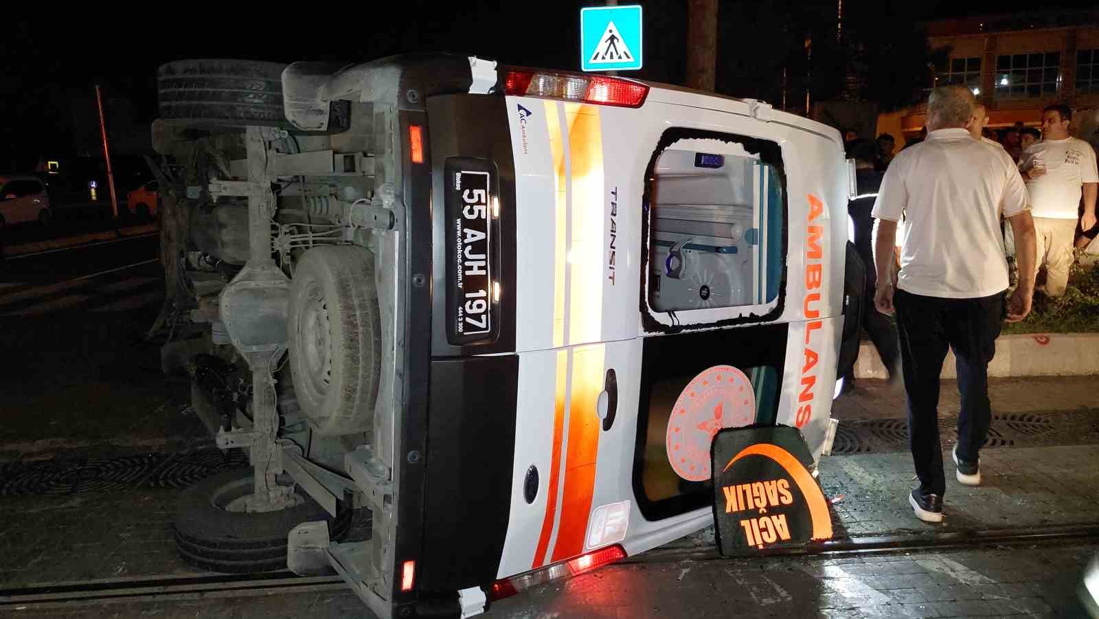 Samsun’da tramvay ambulansla çarpıştı: 4 sağlık çalışanı yaralandı
