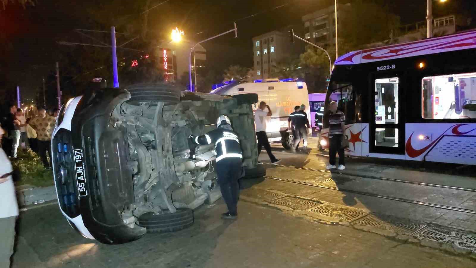 Samsun’da tramvay ambulansla çarpıştı: 4 sağlık çalışanı yaralandı
