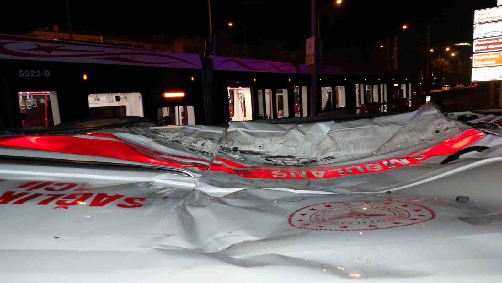 Samsun’da tramvay ambulansla çarpıştı: 4 sağlık çalışanı yaralandı
