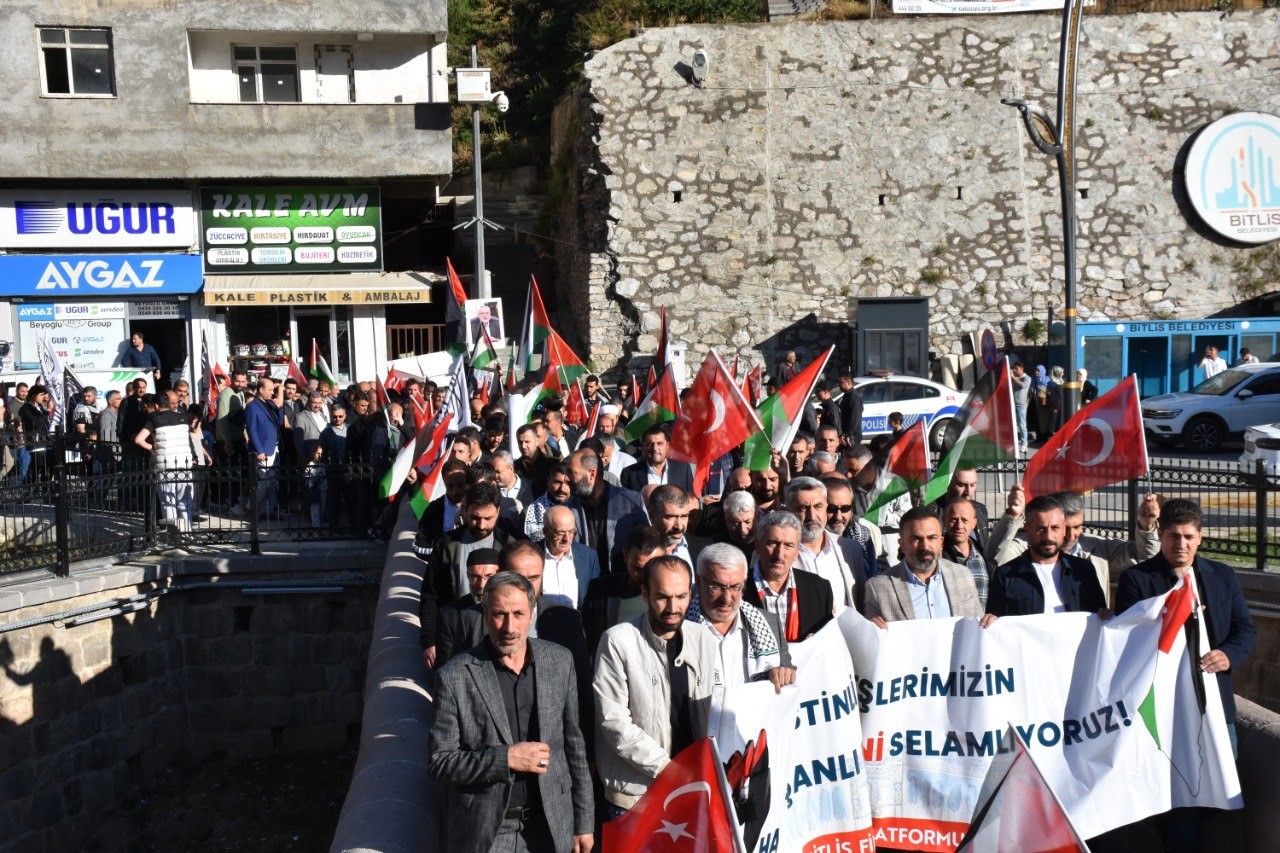 Bitlis’te yüzlerce vatandaş İsrail’in zulmünü kınamak için yürüdü
