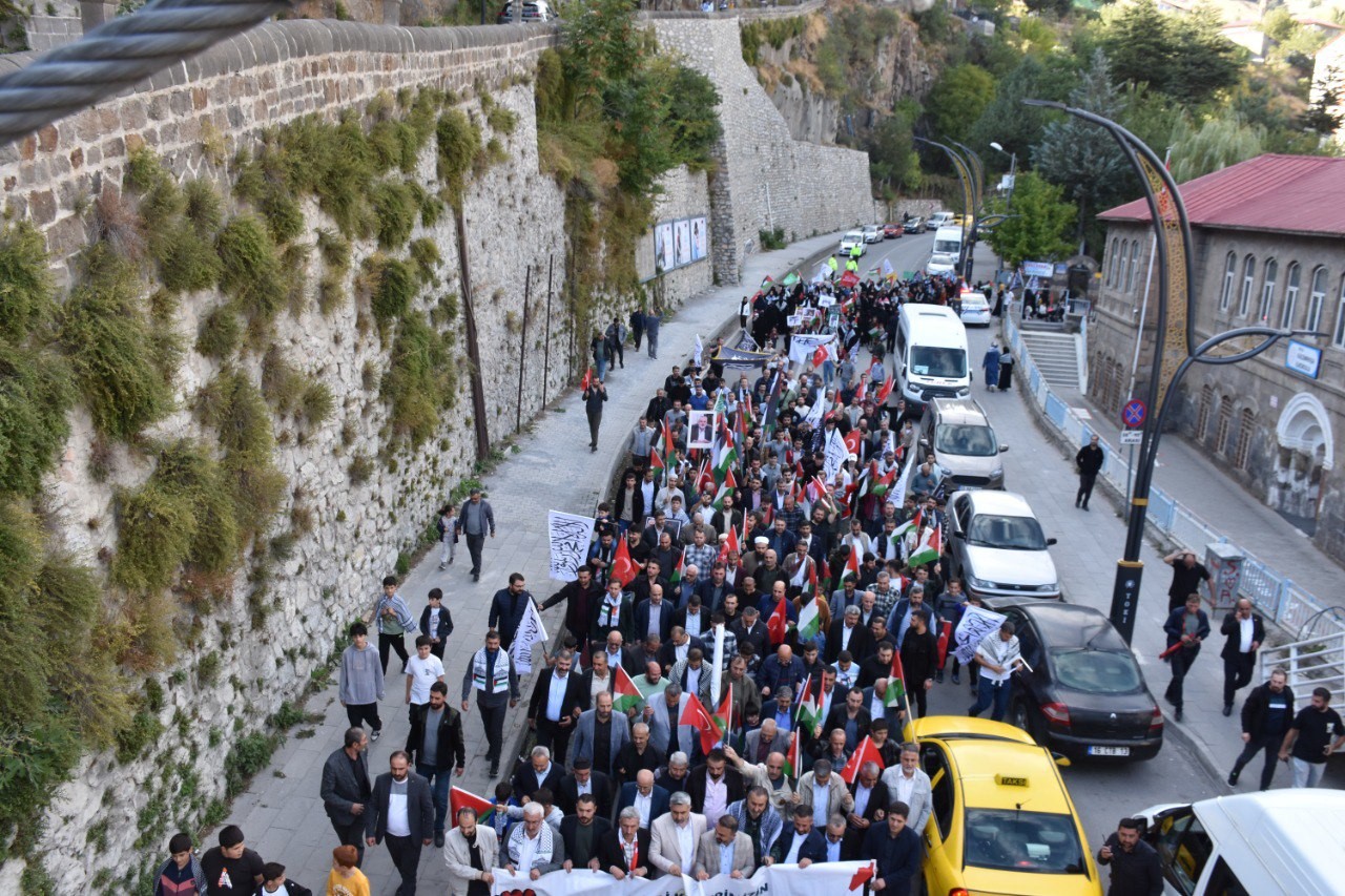 Bitlis’te yüzlerce vatandaş İsrail’in zulmünü kınamak için yürüdü
