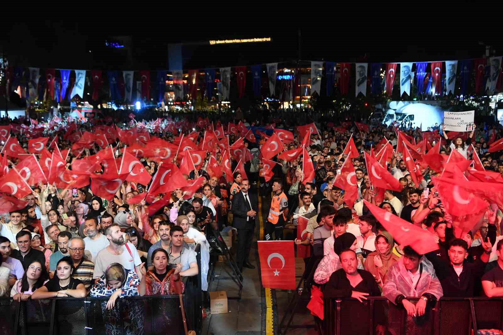 İstanbul’un kurtuluşunun 101. yıl dönümü Beşiktaş Meydanı’nda kutlandı
