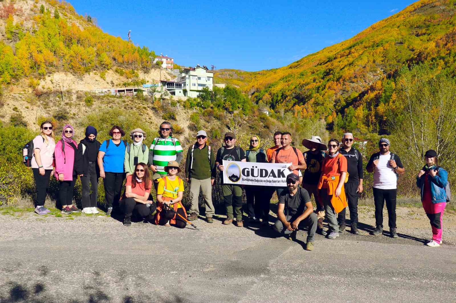 Gümüşhane dağları sonbaharın büyüleyici renkleriyle bezendi
