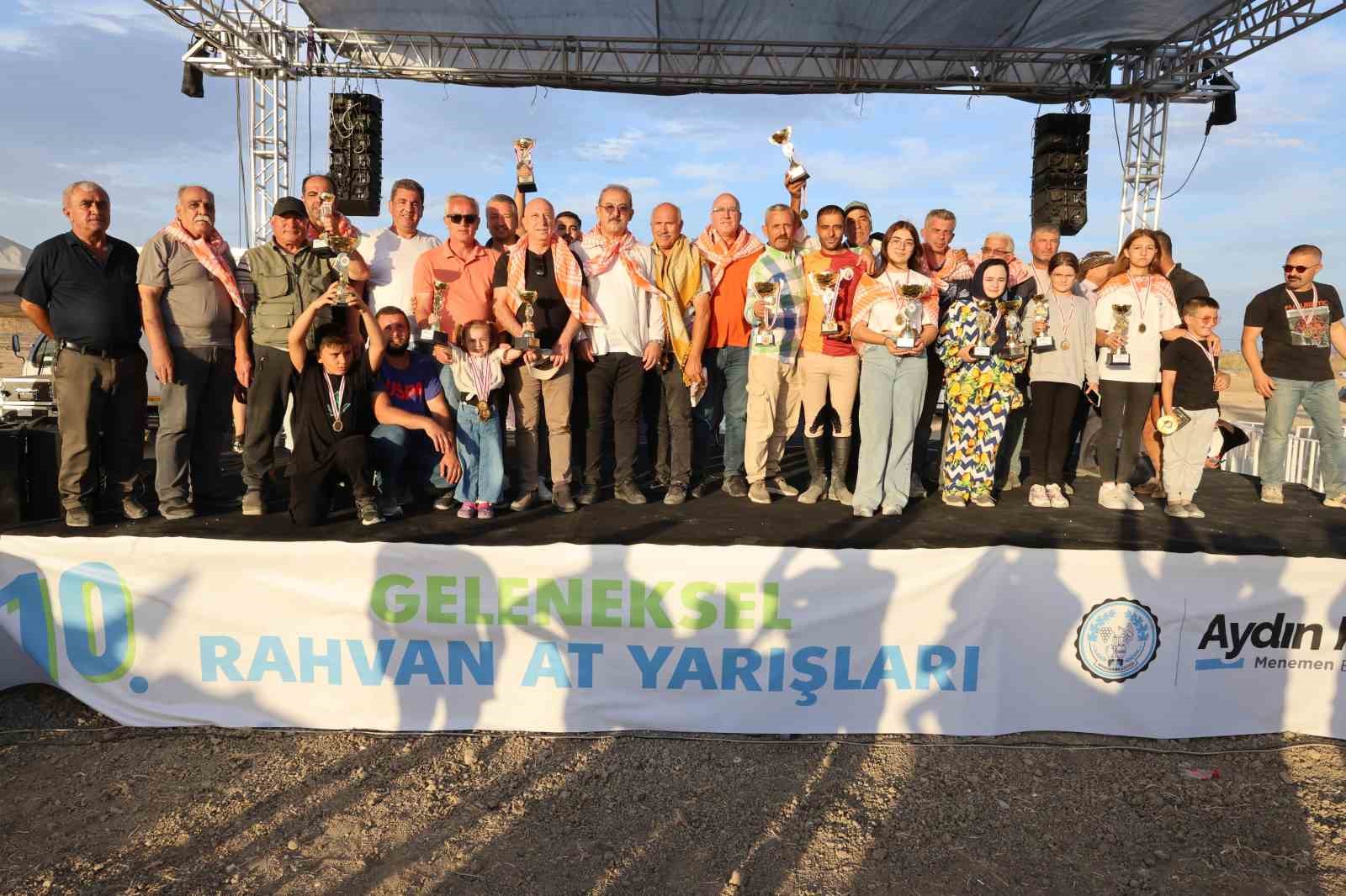 Menemen’de rahvan at şöleni yaşandı
