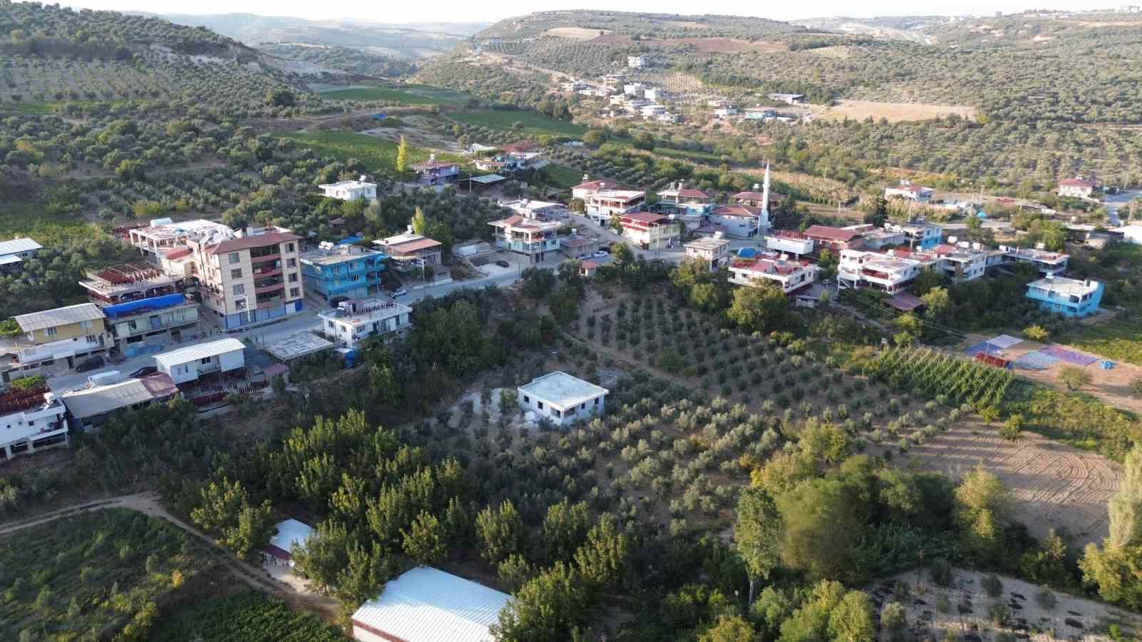 Kurutmalık biberlerle mahalle adeta kırmızıya büründü
