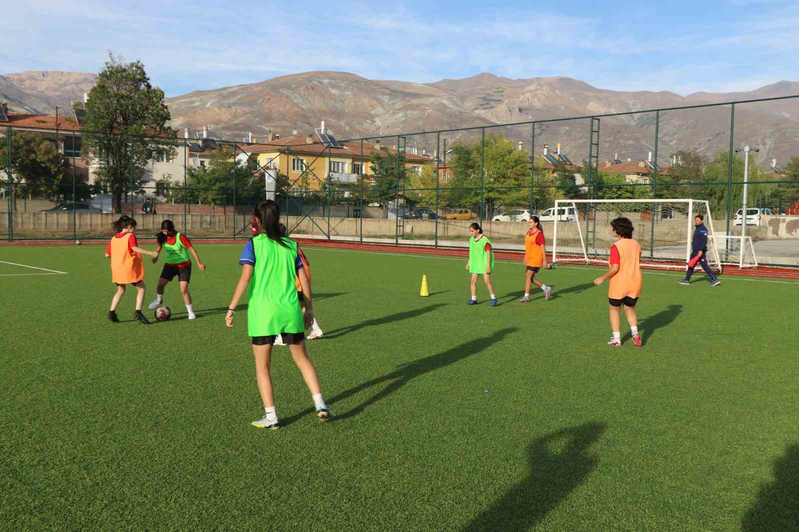 Erzincan’da kadın futbolcuların başarısı kız çocuklarını bu branşa yöneltti
