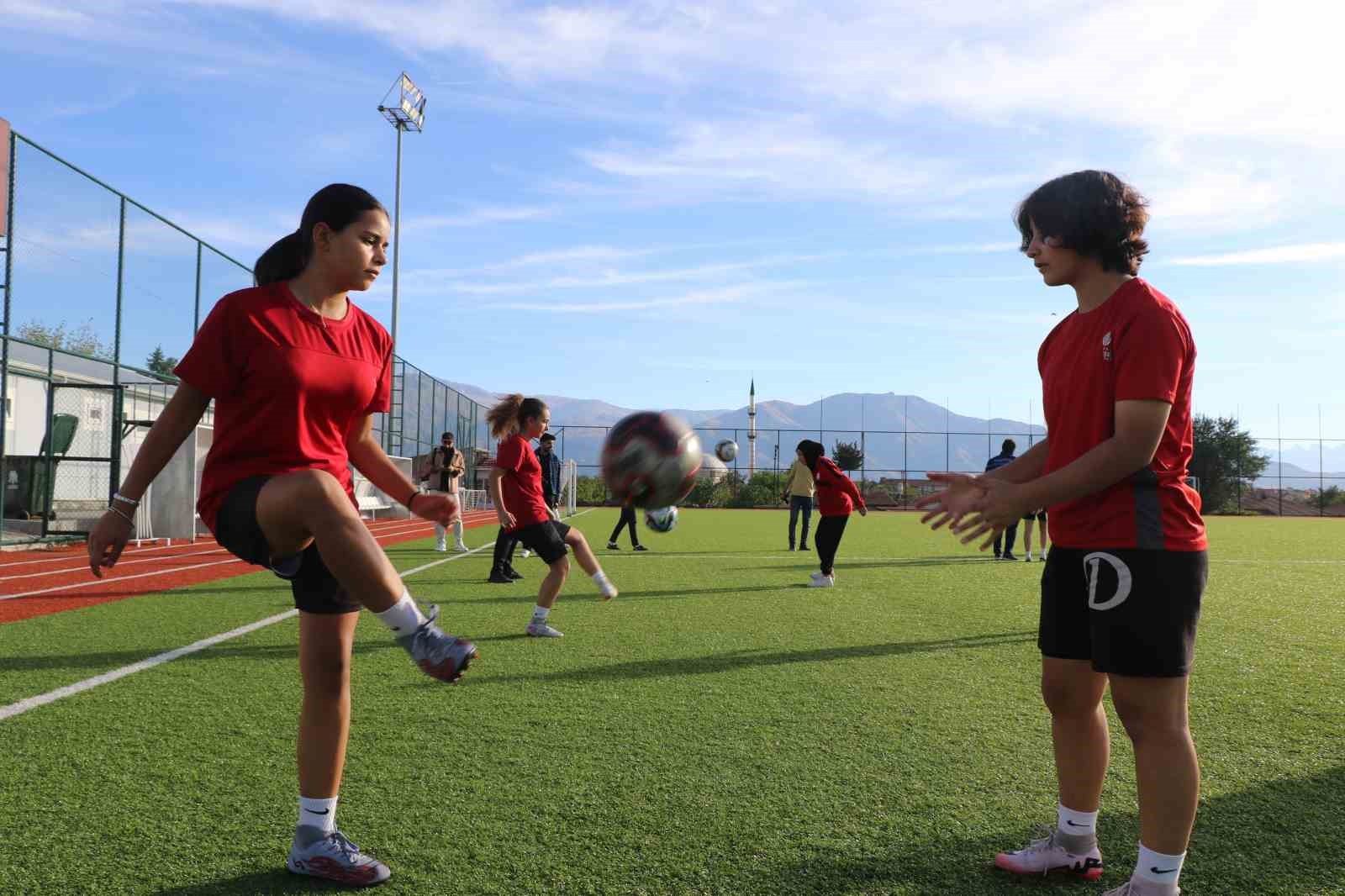 Erzincan’da kadın futbolcuların başarısı kız çocuklarını bu branşa yöneltti
