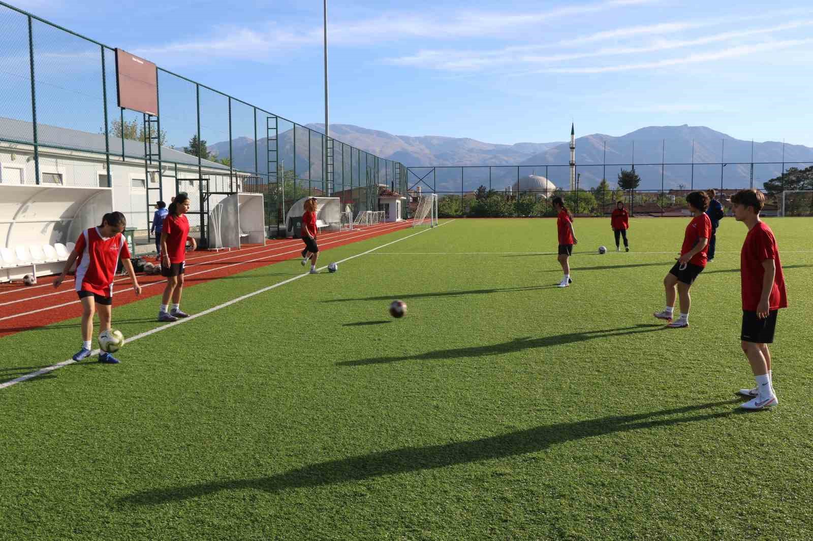 Erzincan’da kadın futbolcuların başarısı kız çocuklarını bu branşa yöneltti
